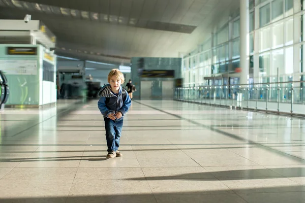 통행로로 비행기를 기다리고 귀여운 아기가 출입문 근처에 활동적 생활은 자녀와 — 스톡 사진