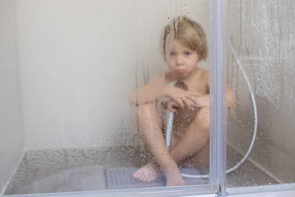 Blond Dítě Sladké Batole Chlapec Koupelně Sprchování Posezení Podlaze Potrestán — Stock fotografie