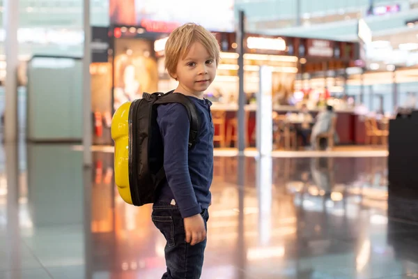 Schattige Kleine Jongen Wachtend Instappen Luchthaven Doorgangszaal Buurt Van Vertrekpoort — Stockfoto