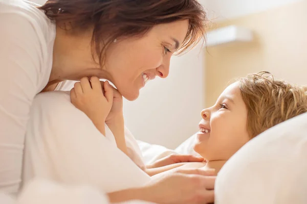 Anne Çocuk Sarışın Çocuk Sabahları Yatakta Sarılıyor Sevgi Şefkat Aile — Stok fotoğraf