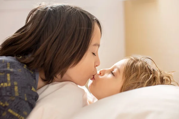 Çocuk Sarışın Çocuk Ağabeyi Sabahları Yatakta Sarılıyorlar Sevgi Şefkat Aile — Stok fotoğraf