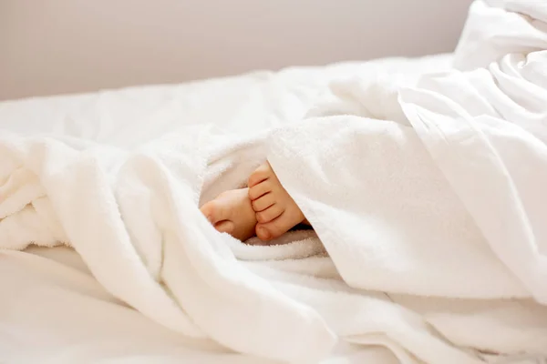 Kleine Peutervoeten Gewikkeld Een Handdoek Kind Dat Overdag Bed Ligt — Stockfoto