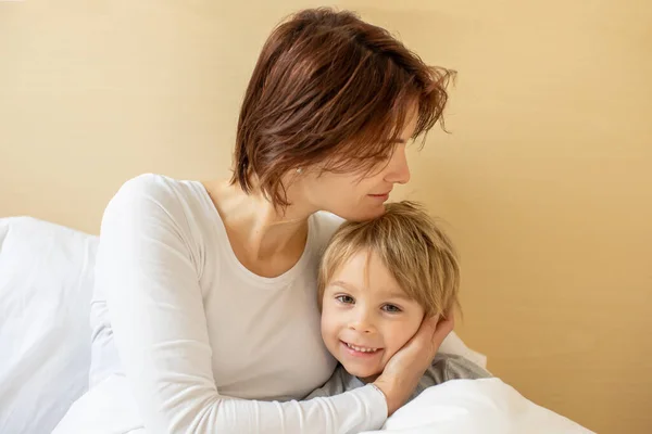 Madre Hijo Niño Rubio Abrazos Cama Por Mañana Amor Ternura — Foto de Stock