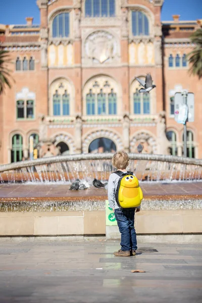 Aranyos Kis Gyerek Turista Megcsodálva Barcelona Város Családi Utazás Gyerekekkel — Stock Fotó