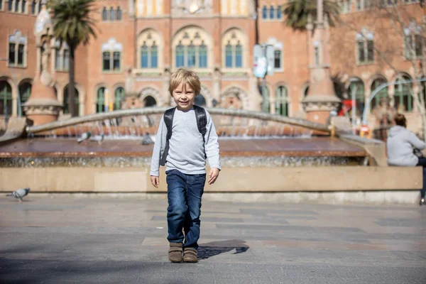 Nettes Kleines Kind Touristin Bewundern Barcelona Stadt Familienreise Mit Kindern — Stockfoto