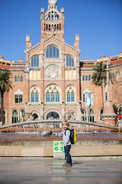 Lindo Pequeño Turista Infantil Admirar Ciudad Barcelona Viajes Familia Con — Foto de Stock