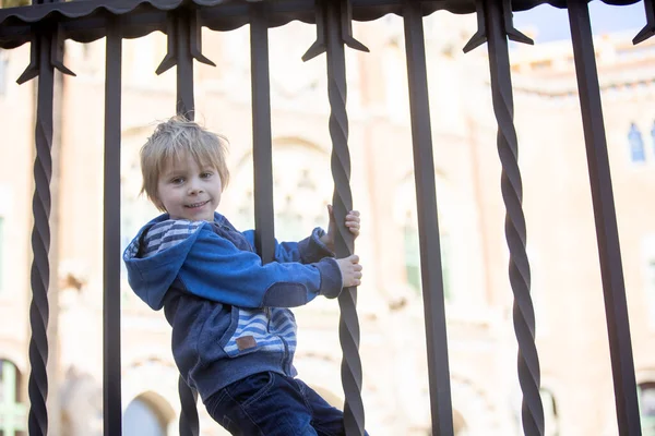 Söt Liten Barn Turist Beundra Barcelona Stad Familjeresa Med Barn — Stockfoto