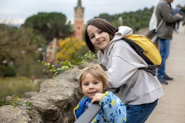 Familj Barn Poserar Parken Guell Barcelona Spanien — Stockfoto