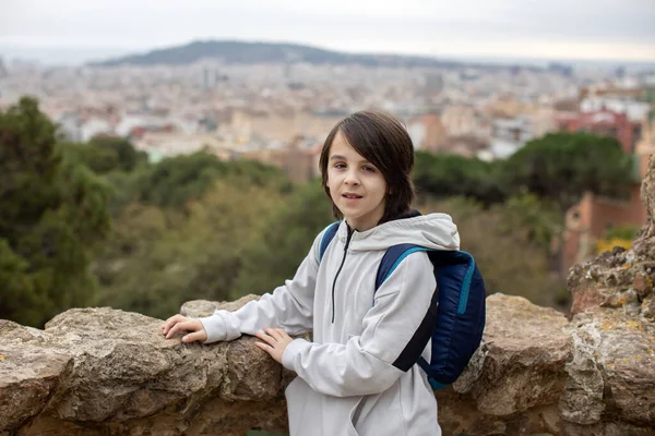 Criança Posando Parque Guell Barcelona Espanha Kid Desfrutando Passeio Livre — Fotografia de Stock