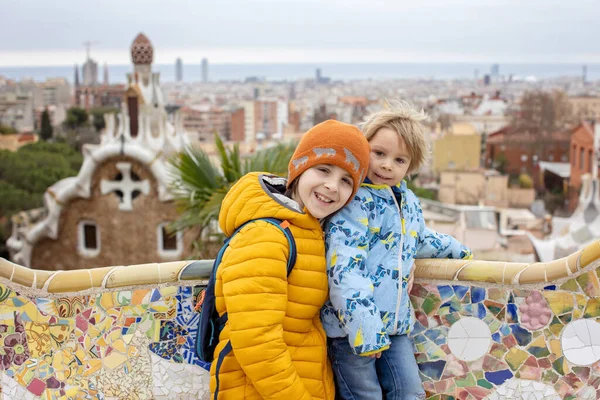 Aile Çocuklar Parkta Poz Vermek Guell Barselona Spanya — Stok fotoğraf