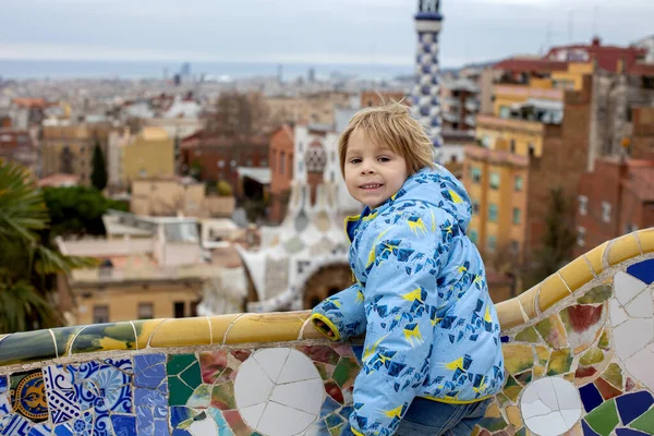 Ребенок Позирует Парке Гуэль Барселоне Испания Ребенок Наслаждается Прогулкой — стоковое фото