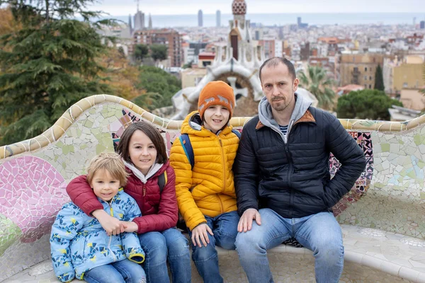 Familia Niños Posando Parque Güell Barcelona España — Foto de Stock