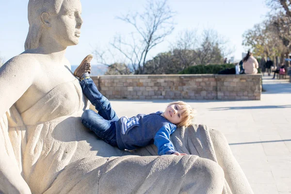 Çocuk Spanya Barselona Parkta Bir Heykelin Üzerinde Yatıyor Çocuk Dışarıda — Stok fotoğraf