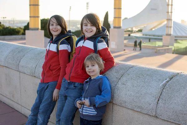 Aile Barselona Ulusal Müzenin Önünde Durmakta Çocuklarla Mutlu Bir Aile — Stok fotoğraf