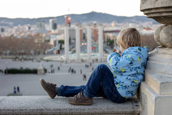 Gyerekek Játszik Catalona Nemzeti Múzeum Előtt Montjuic Hegy Barcelonában Spanyolország — Stock Fotó