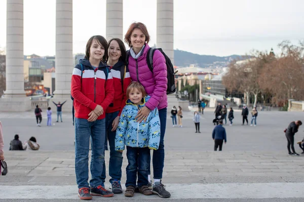 Familia Pie Frente Museo Nacional Barcelona Felices Vacaciones Familia Con — Foto de Stock