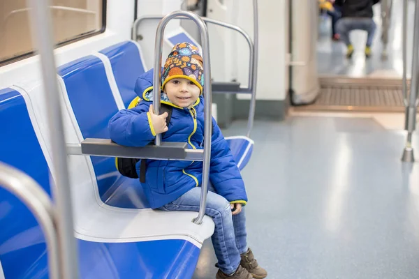 Barn Reser Tunnelbanan Tidigt Morgonen Tomt Tåg Barcelona Spanien — Stockfoto