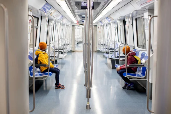 Kinder Frühmorgens Der Bahn Unterwegs Leerer Zug Barcelona Spanien — Stockfoto