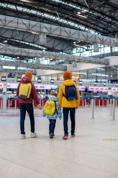 Netter Kleiner Junge Der Der Transithalle Des Flughafens Der Nähe — Stockfoto