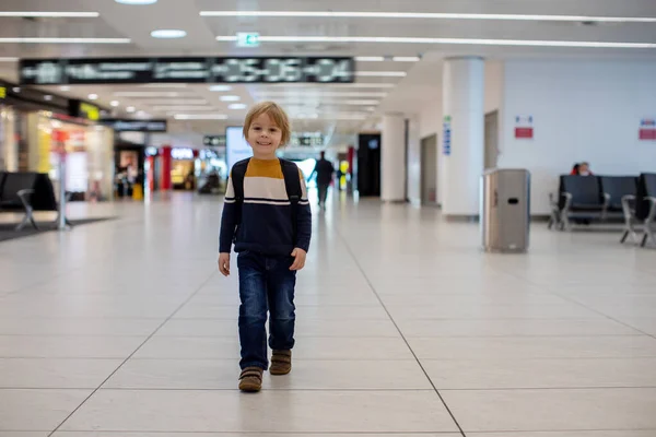 Lindo Bebé Esperando Embarque Aeropuerto Sala Tránsito Cerca Puerta Salida — Foto de Stock