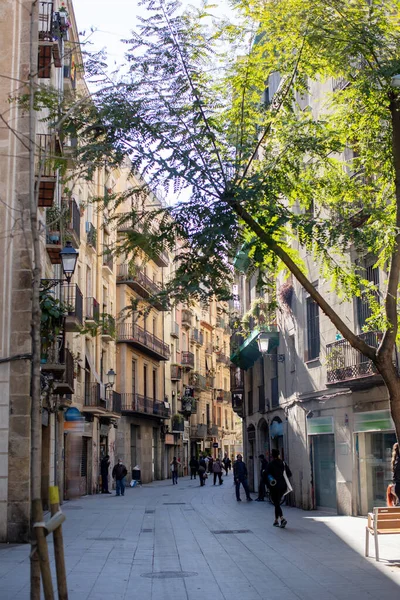 スペインのバルセロナ市内の旧市街で最も狭い通り — ストック写真