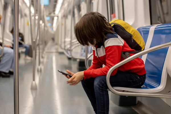 Kinder Frühmorgens Der Bahn Unterwegs Leerer Zug Barcelona Spanien — Stockfoto