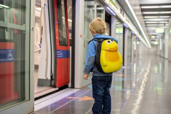 Crianças Viajando Metrô Manhã Cedo Trem Vazio Barcelona Espanha — Fotografia de Stock