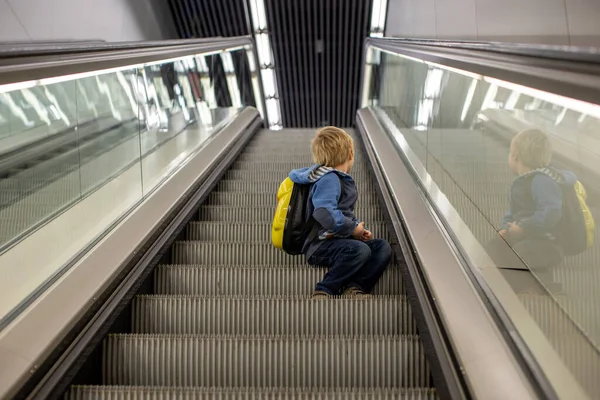 Menino Bonito Esperando Embarque Para Voo Corredor Trânsito Aeroporto Perto — Fotografia de Stock