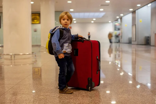 出発ゲート近くの空港乗り継ぎホールでのフライトを待っているかわいい赤ちゃんの男の子 休暇中に子供と一緒に空気でアクティブな家族のライフスタイル旅行 — ストック写真
