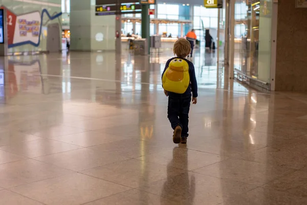 Lindo Bebé Esperando Embarque Aeropuerto Sala Tránsito Cerca Puerta Salida — Foto de Stock