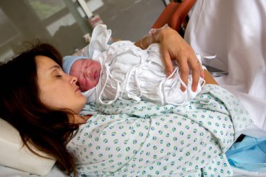Mutlu anne, doğumdan hemen sonra bebek tenine sahip olmak, mutluluk aile kavramı.