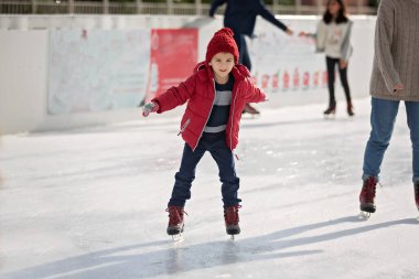 Kırmızı şapka ve ceket, gün boyunca eğleniyor pateni mutlu çocuk