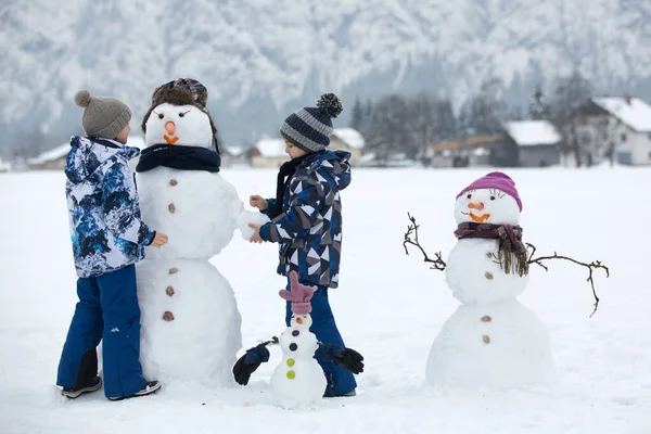 Gezin Met Kinderen Sneeuwpop Bouwen Het Park Het Kleine Dorpje — Stockfoto