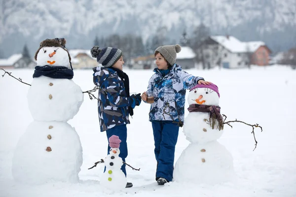 Familie Mit Kindern Schneemannbau Park Kleinem Dorf Österreich Herrliche Landschaft — Stockfoto