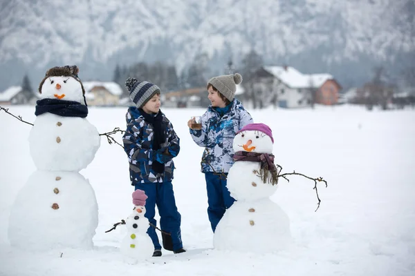 Семья Детьми Строит Снеговика Парке Маленькой Деревне Австрии Живописные Пейзажи — стоковое фото