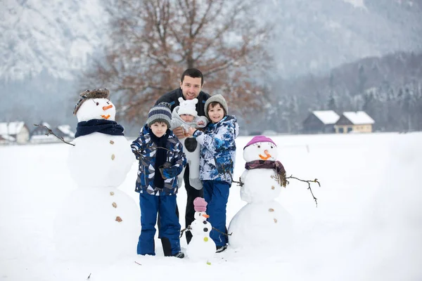 Família Com Crianças Construindo Boneco Neve Parque Pequena Aldeia Áustria — Fotografia de Stock