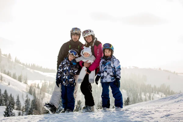 Çocuklarla Dolu Güzel Bir Aile Gün Batımında Avusturya Alplerinde Manzara — Stok fotoğraf