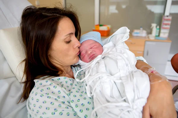 Mãe Feliz Ter Pele Bebê Para Esfolar Primeiros Segundos Após — Fotografia de Stock