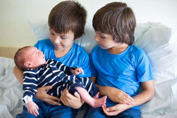 Zwei Jungen Brüder Treffen Zum Ersten Mal Ihren Neuen Kleinen — Stockfoto