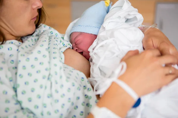 Lycklig Mamma Föder Sitt Barn Hud Till Hud Första Sekunderna — Stockfoto