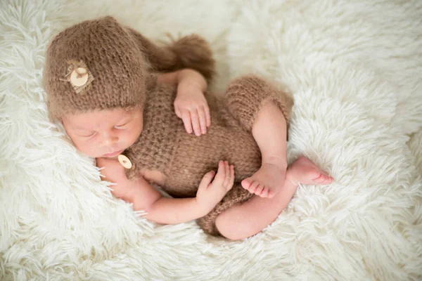 Söta Nyfödda Barn Sover Med Leksaker Nallar Runt Honom — Stockfoto