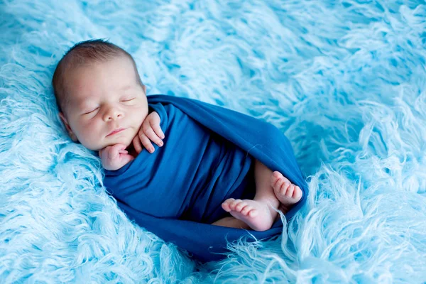 Lindo Bebé Durmiendo Pacíficamente Envuelto Una Envoltura Azul Sobre Una —  Fotos de Stock
