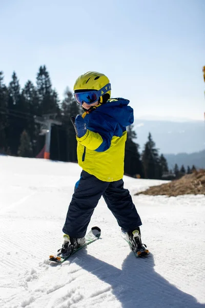 Lindo Niño Pequeño Ropa Esquí Colores Esquiando Italia Día Soleado — Foto de Stock