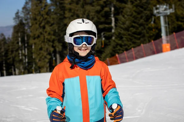 Gelukkige Tiener Springend Met Skiën Een Snowfun Park Kinderskiën Italië — Stockfoto