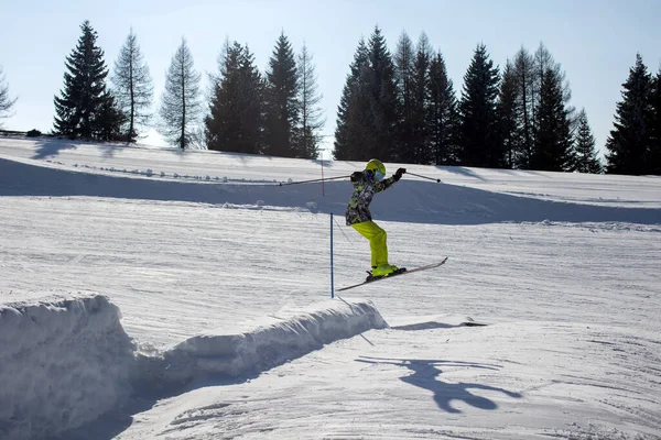 Счастливый Дошкольник Прыгающий Лыжами Снежном Парке Развлечений Дети Катаются Лыжах — стоковое фото