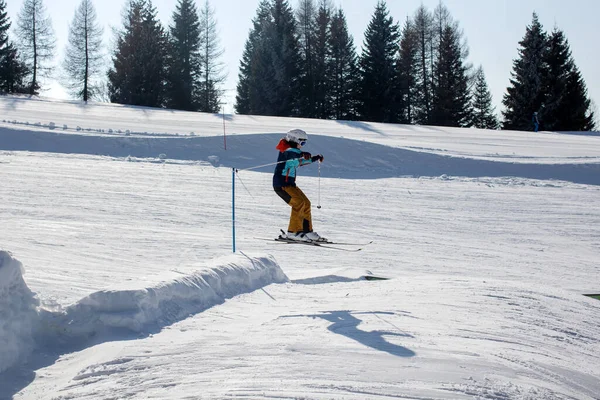 Joyeux Préadolescent Sautant Avec Ski Dans Parc Attractions Neige Ski — Photo