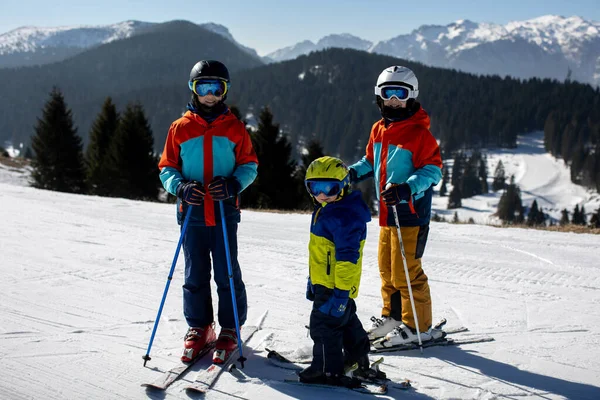 幸せな家族 晴れた日にイタリアでスキー 子供と大人が一緒にスキーをします 家族旅行 — ストック写真