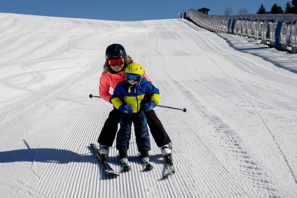 快乐的家庭 在阳光灿烂的日子里在意大利滑雪 孩子和大人一起滑雪 家庭假 — 图库照片