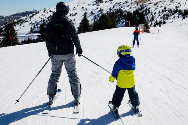 Famiglia Felice Sciare Italia Una Giornata Sole Bambini Adulti Sciare — Foto Stock