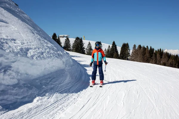 Criança Pré Adolescente Feliz Pulando Com Esqui Parque Divertido Neve — Fotografia de Stock